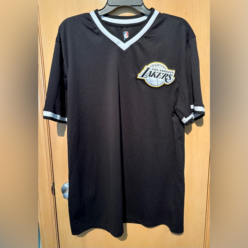 Los Angeles Lakers V-Neck T- Shirt Size X-Large Mens
Black NBA